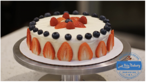 trang trí với dâu tây và phúc bồn tử