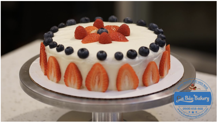 trang trí với dâu tây và phúc bồn tử