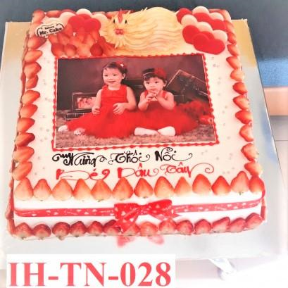 bánh kem được in hình trang trí dâu tây